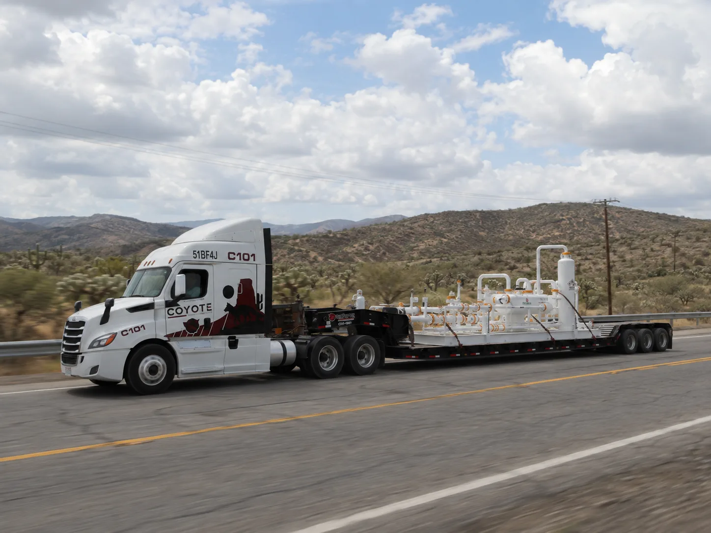 Unidad de Transportes Coyote en ruta dentro del corredor binacional México-Estados Unidos